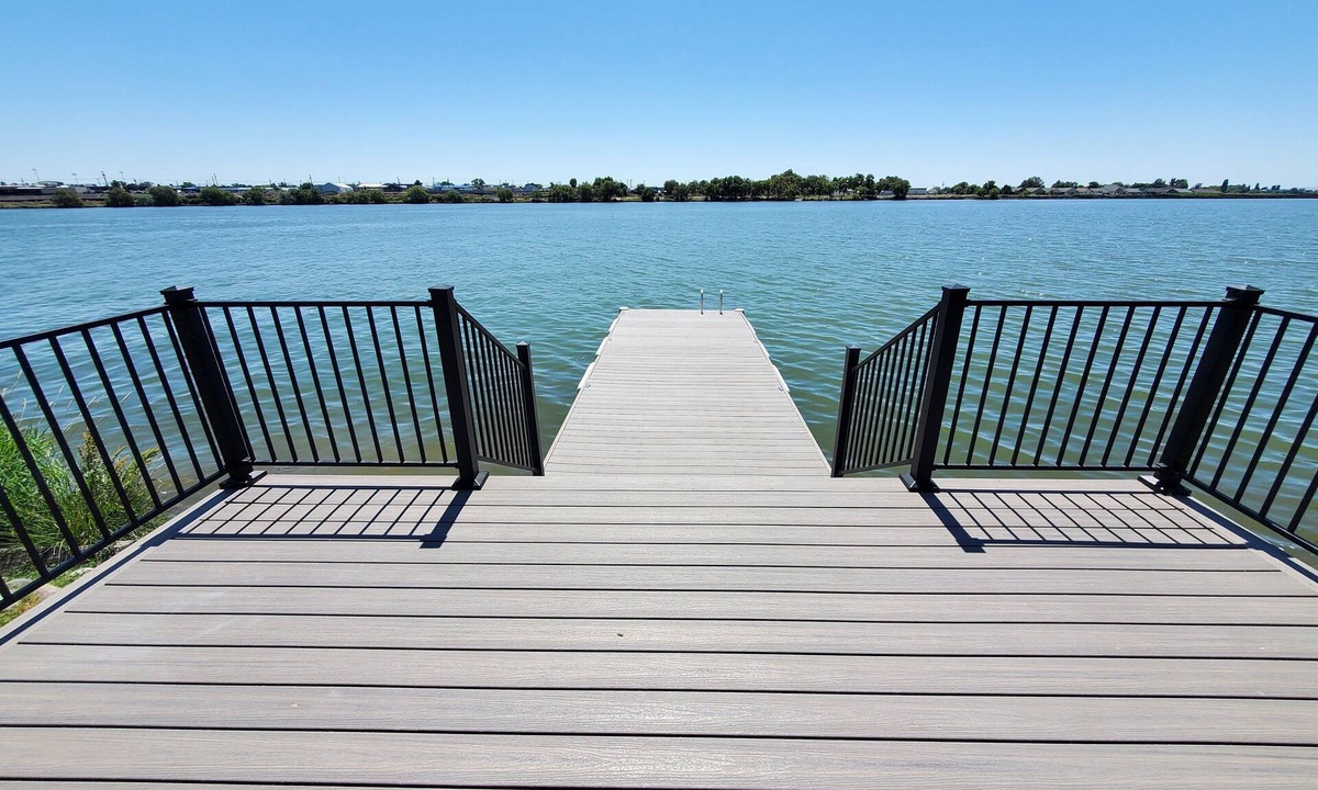 Moses Lake House | Spacious Lakehouse Getaway. Private Dock with large fenced Backyard and Gameroom