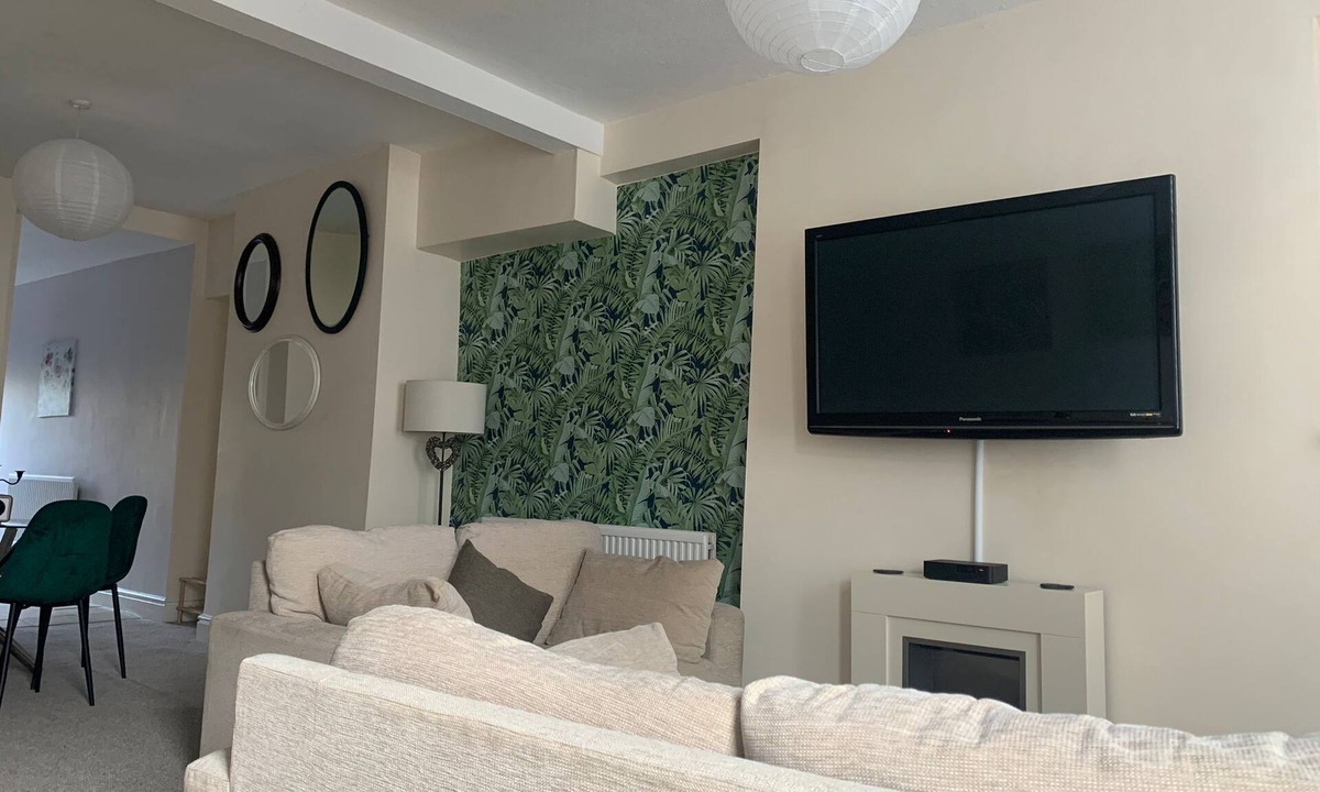 Lancaster House | Spacious Lancaster City Centre Hide Away With Garden