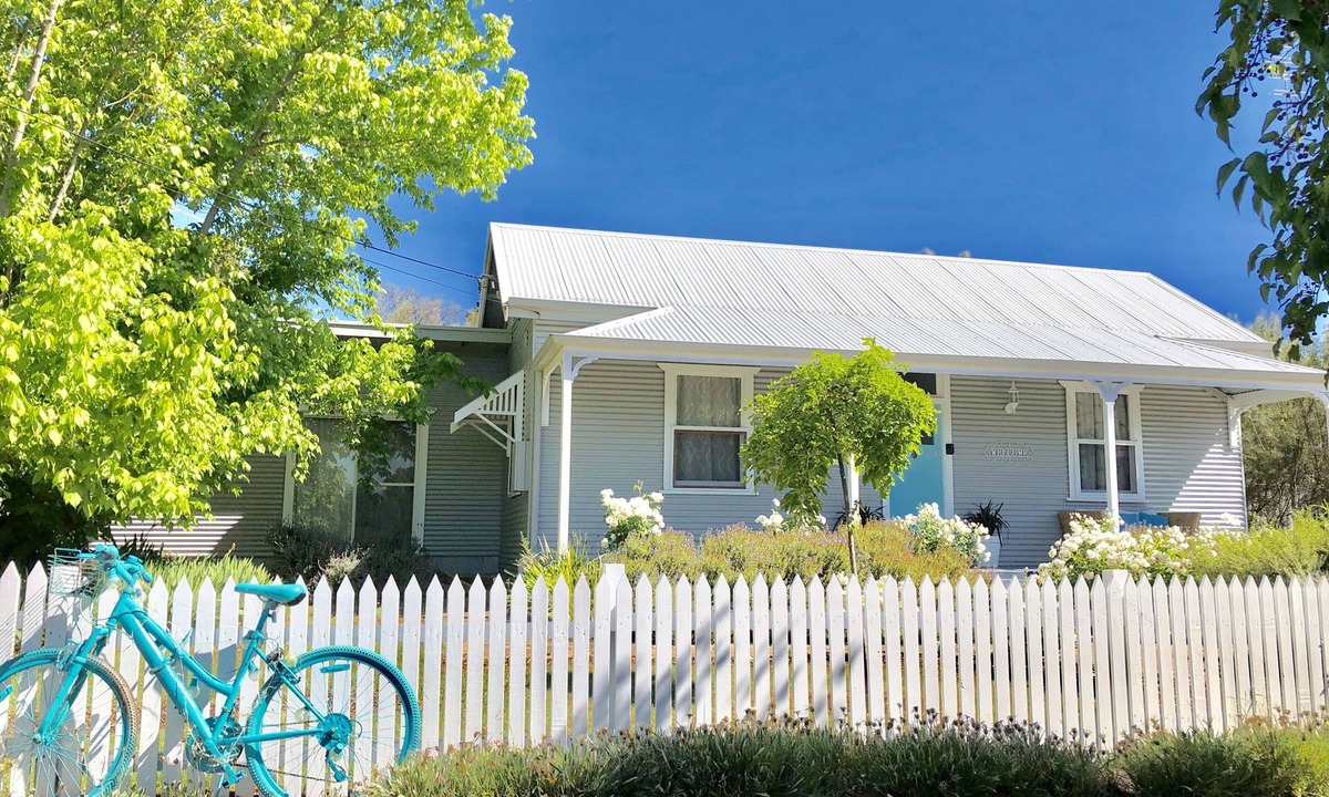 Clare House | Spacious, light, pet friendly holiday home, complimentary continental breakfast