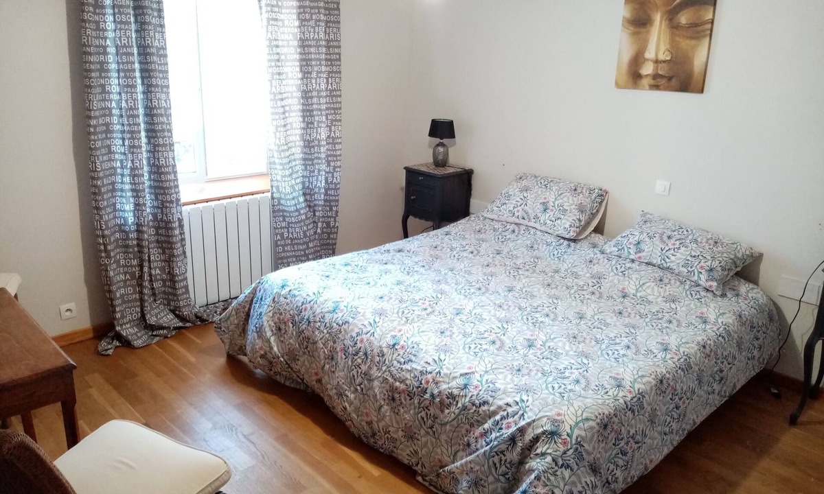 Gavray Bed & Breakfast | Spacious LIN Room - Breakfast included