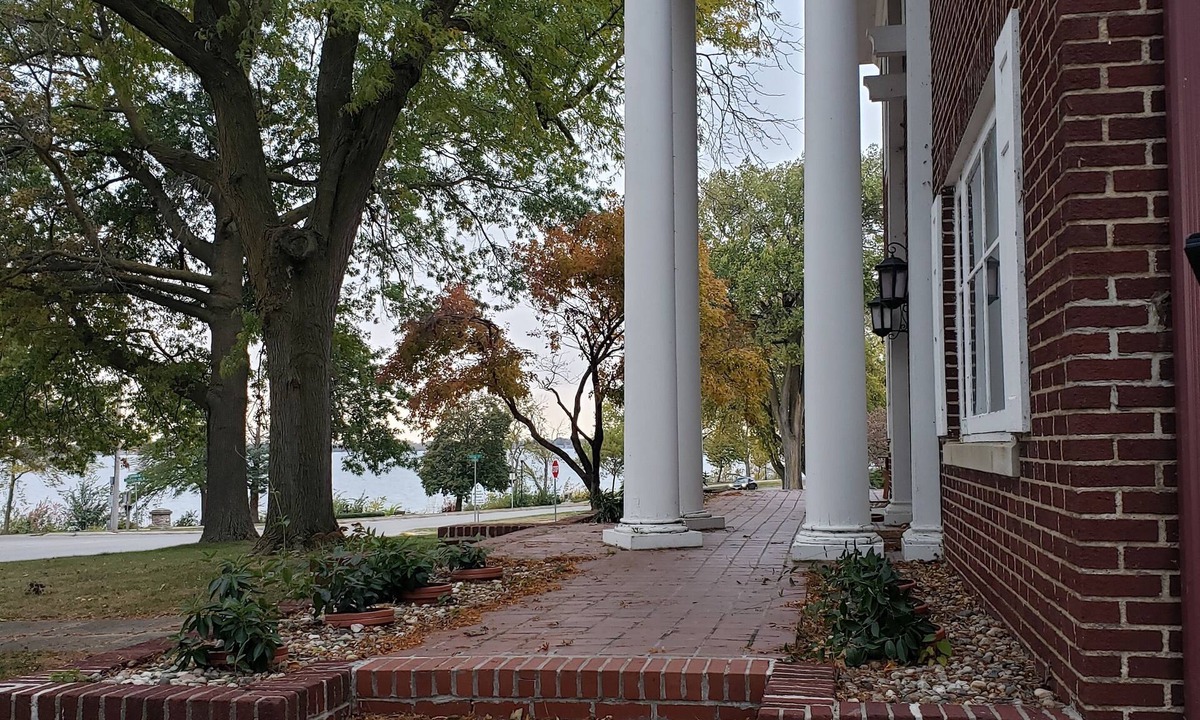 Storm Lake House | Spacious living captivating views overlooking the lake. With AC and Wi-Fi.