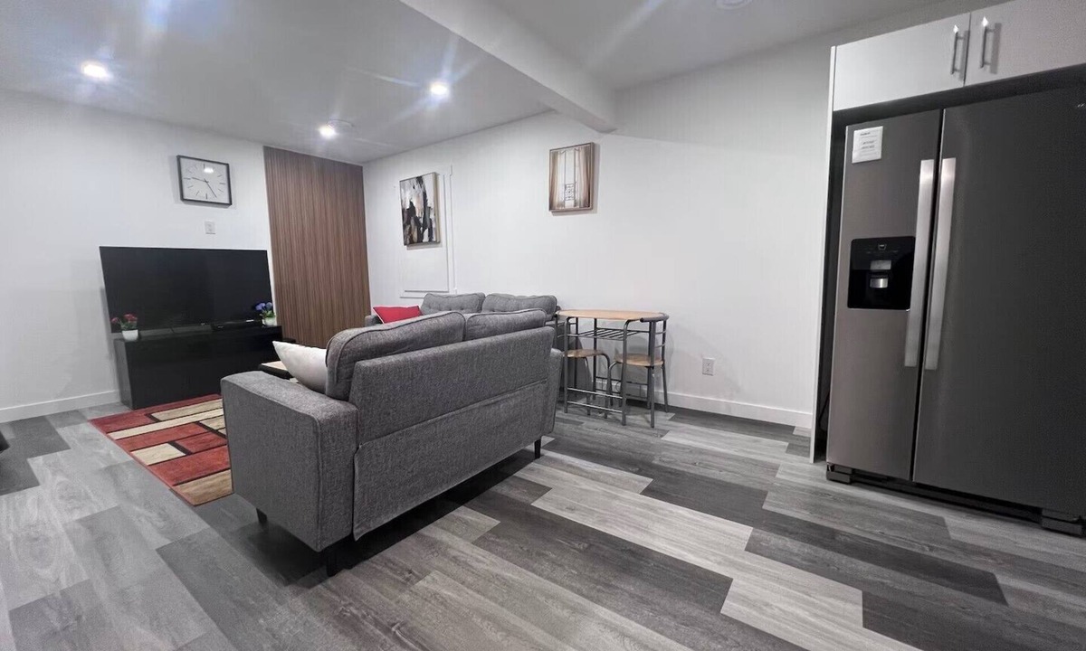 Regina House | Spacious living room, King Size bed. 2 mins from the Regina airport .