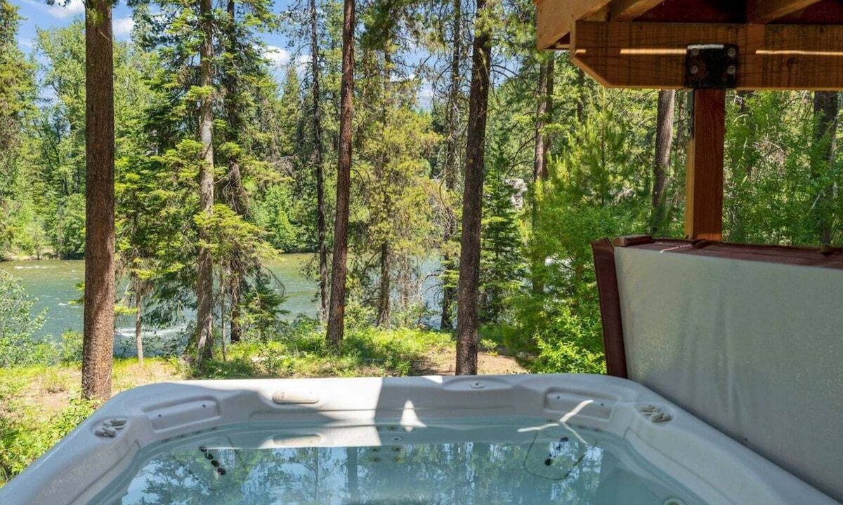 Leavenworth House | Spacious Lodge with Private Beach Access