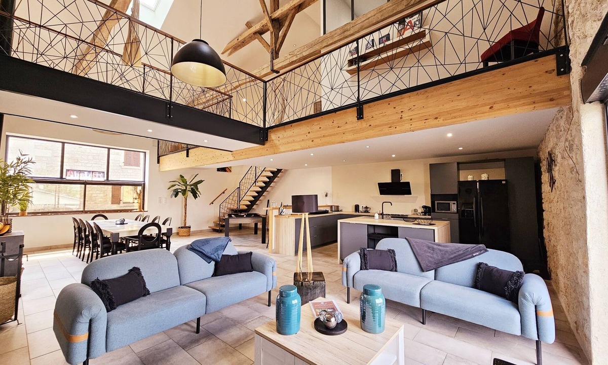 Magnac-sur-Touvre House | Spacious loft-style house with a pool table