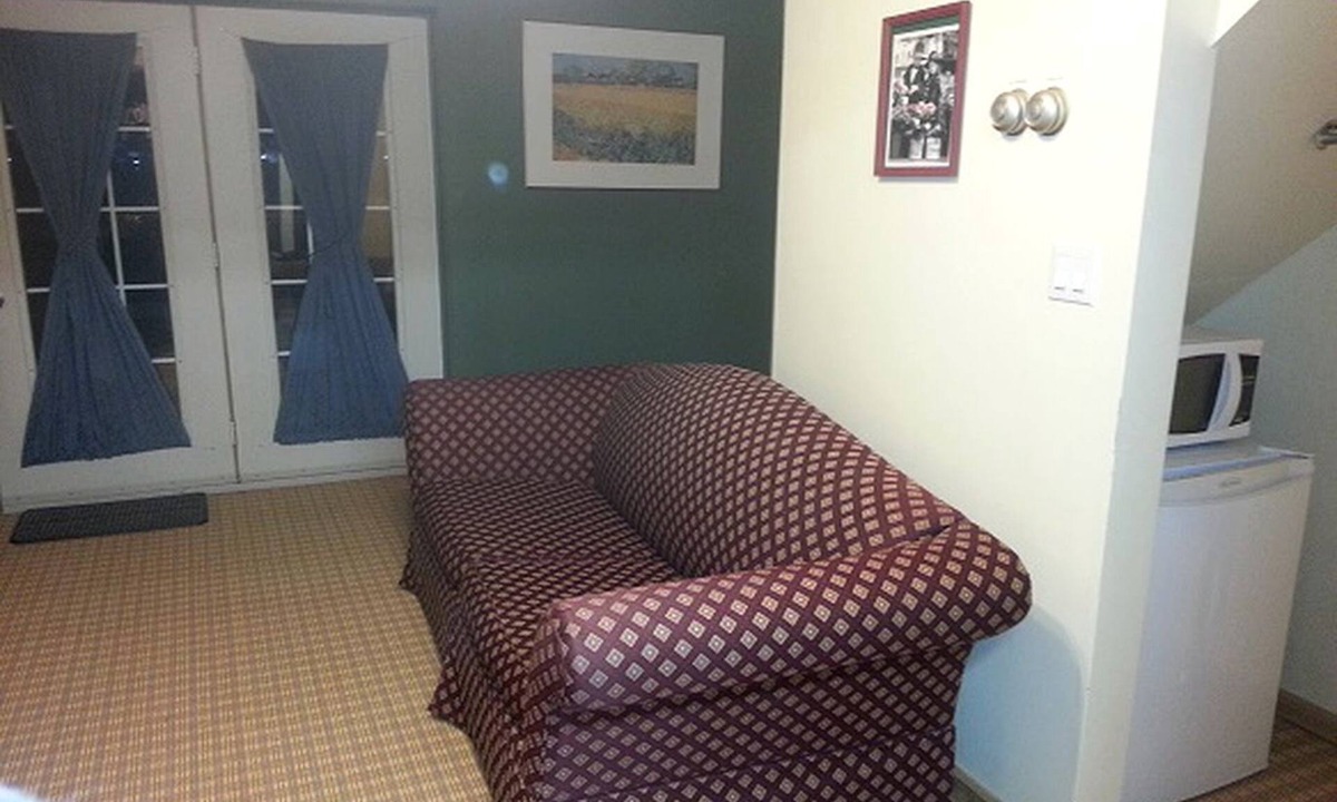 Cochrane Cabin | Spacious Loft Suite with Jacuzzi and Fireplace at Cochrane, Ontario