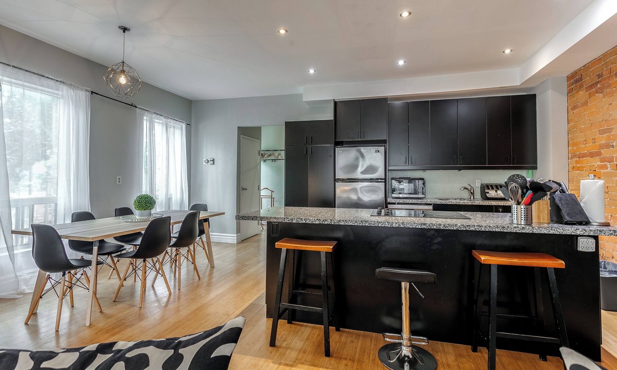 Palmerston Apartment | Spacious Loft w/Victorian Charm & Balcony!