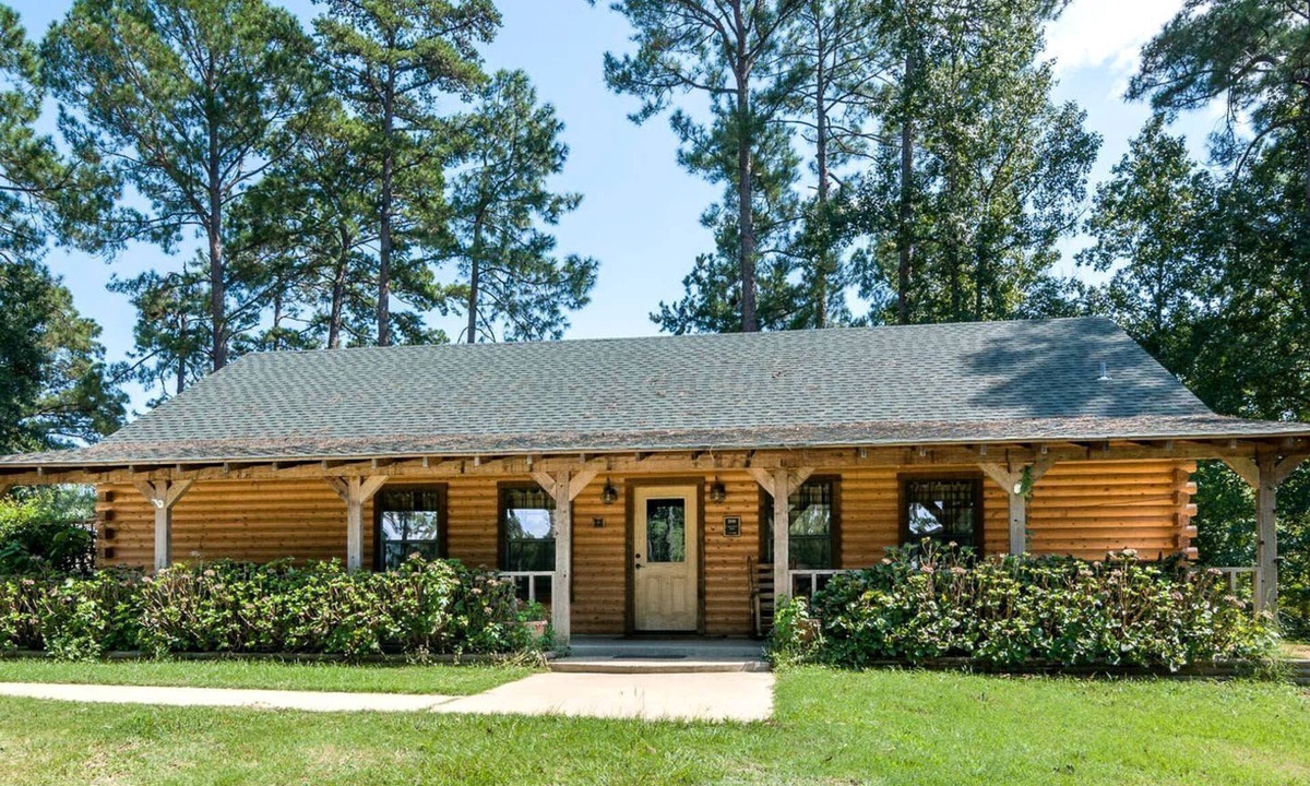 Woden House | Spacious Log Cabin Rental for Family Vacations in Texas