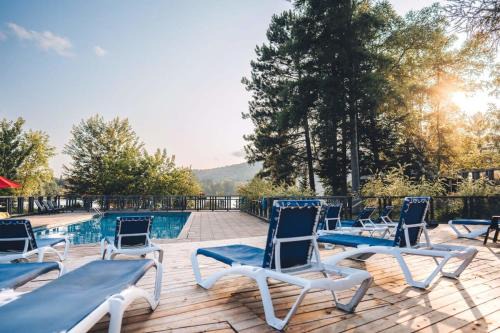 Lac Superieur Village Ski Chalet | Spacious log cottage Resort access
