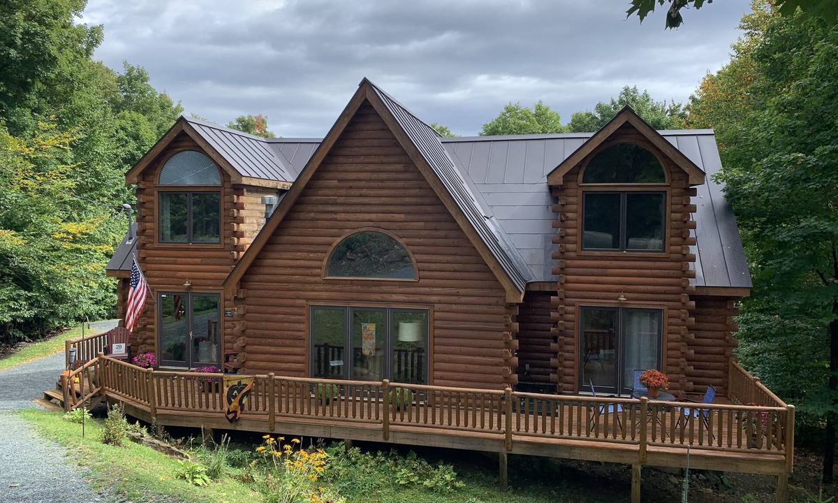 Wilmington Cabin | Spacious log home offering winter mountain views & gorgeous sunrises.