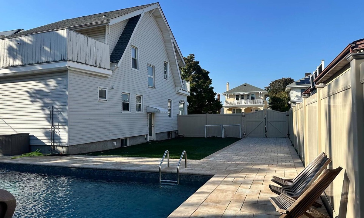 Long Beach House | Spacious Long Beach home, steps to beach & train