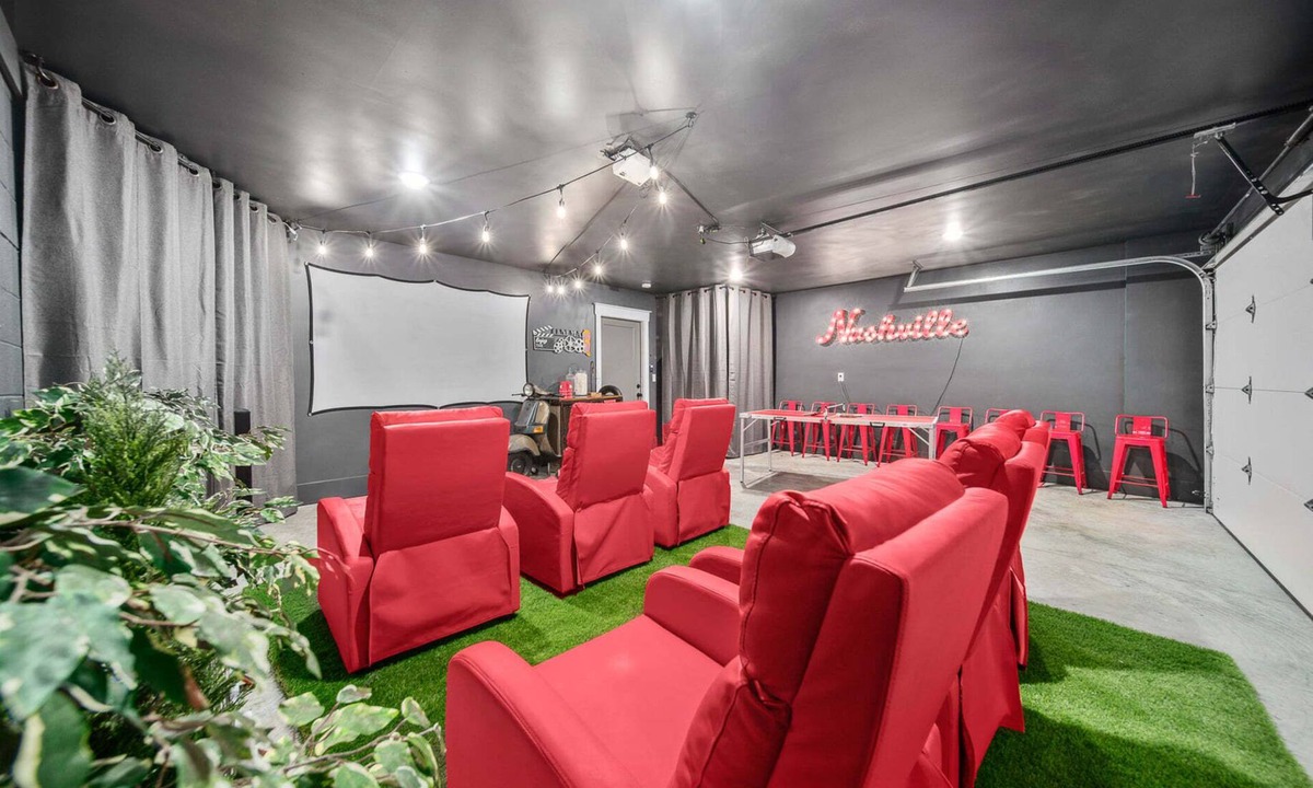 Eastwood House | Spacious Luxe Nash Home 🌟4BR Sleep 12🌟Theatre Room💥
