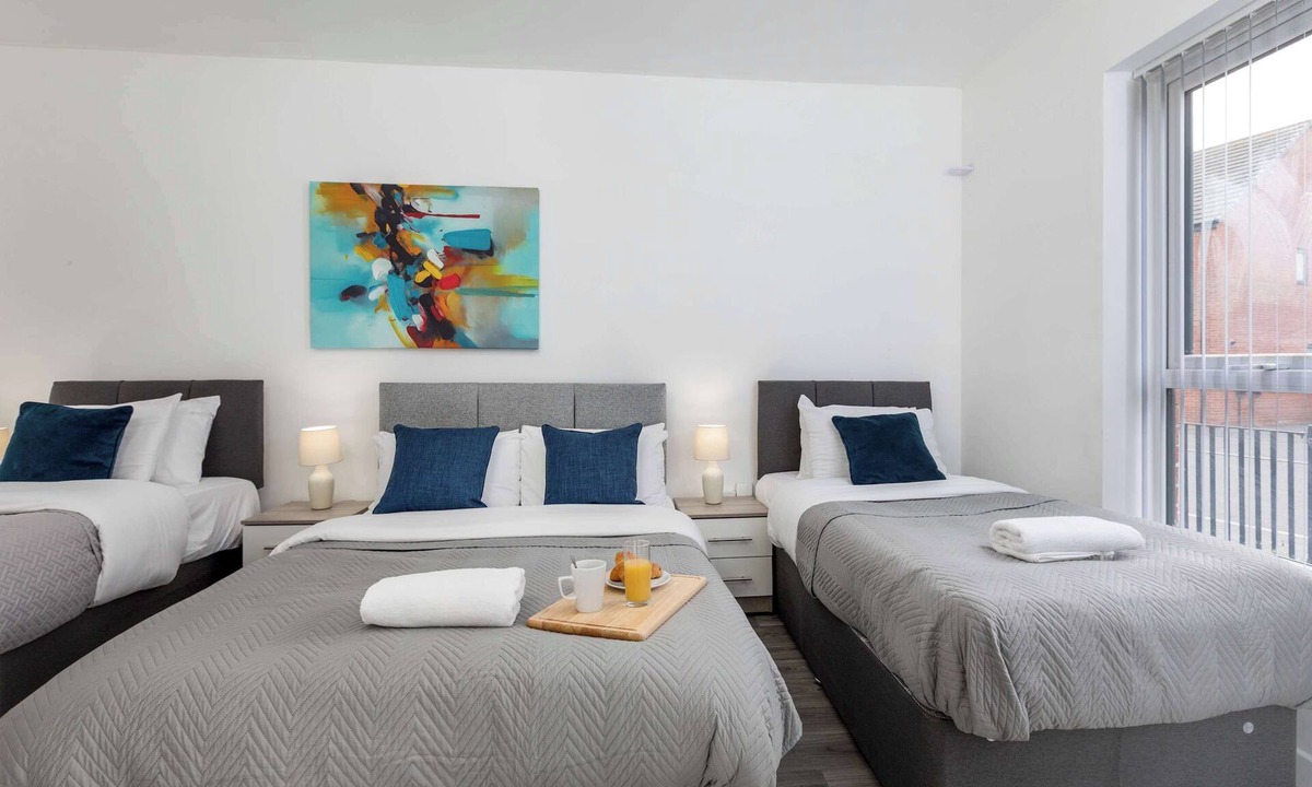 Hillsborough House | Spacious Luxurious Serviced Accommodation 4