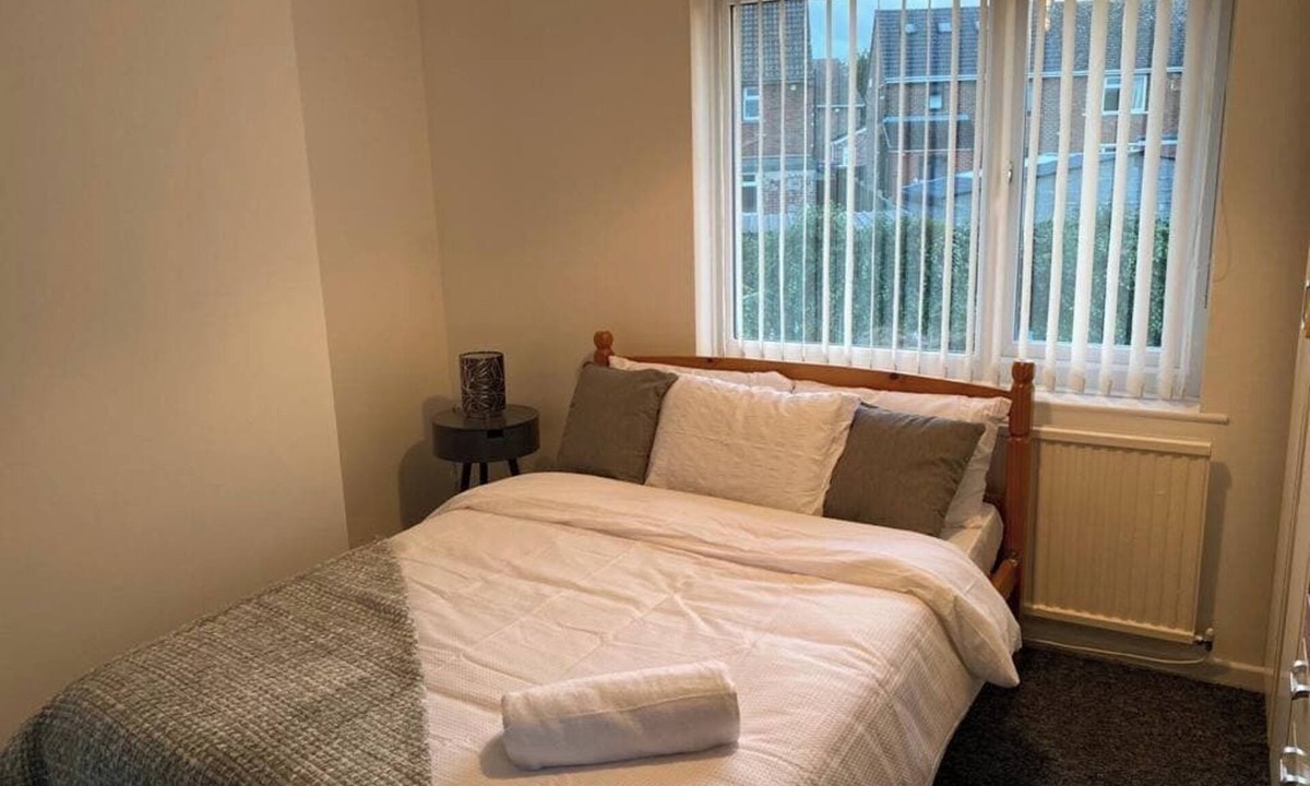 Doncaster House | Spacious Luxurious Serviced Accommodation 3