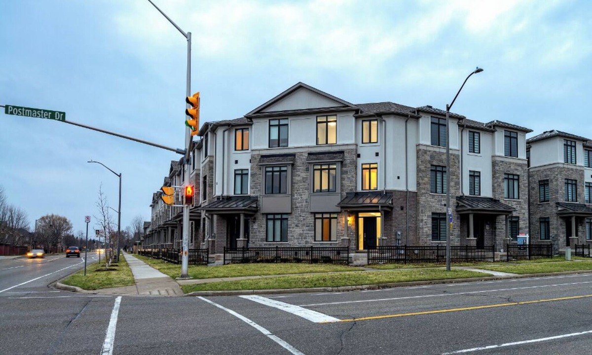 West Oak Trails House | Spacious Luxury 5BR Oakville Retreat-Free Parking