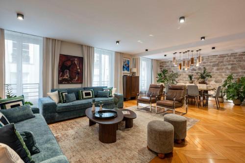 Porte-Saint-Martin Apartment | Spacious Luxury Apartment Le Marais AC 5-stars Comfort