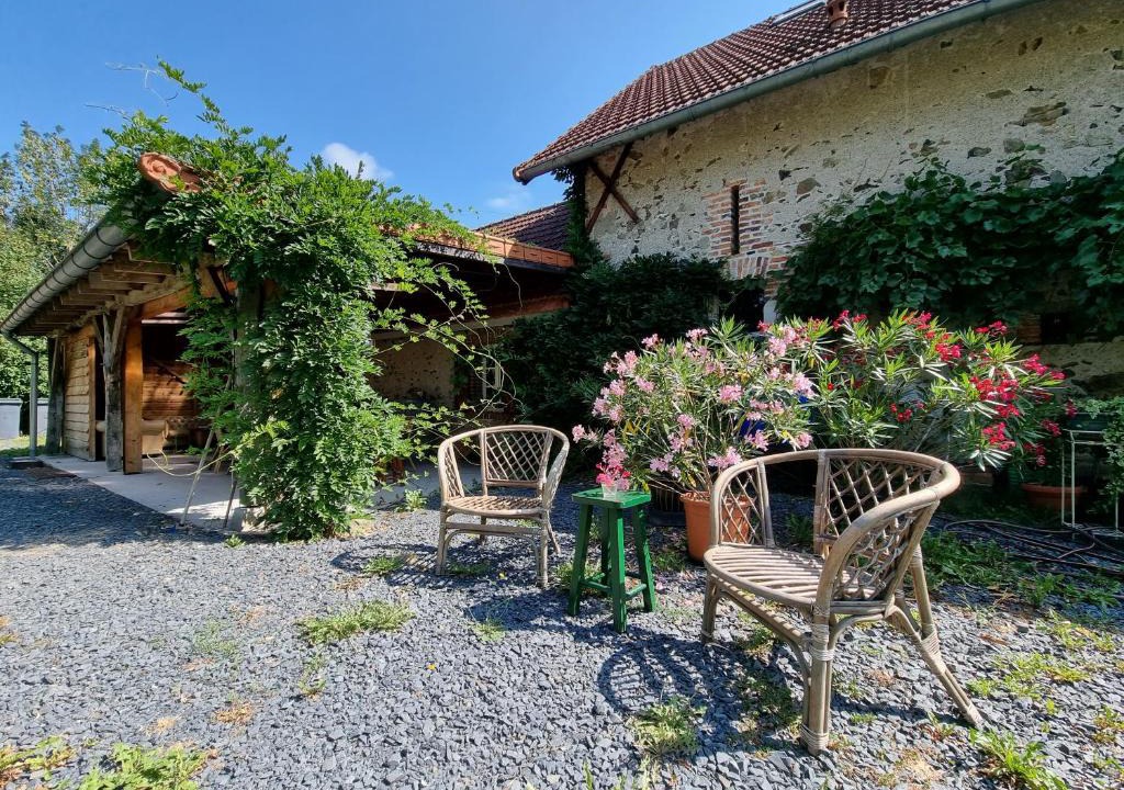 Chalmoux House | Spacious luxury farmhouse