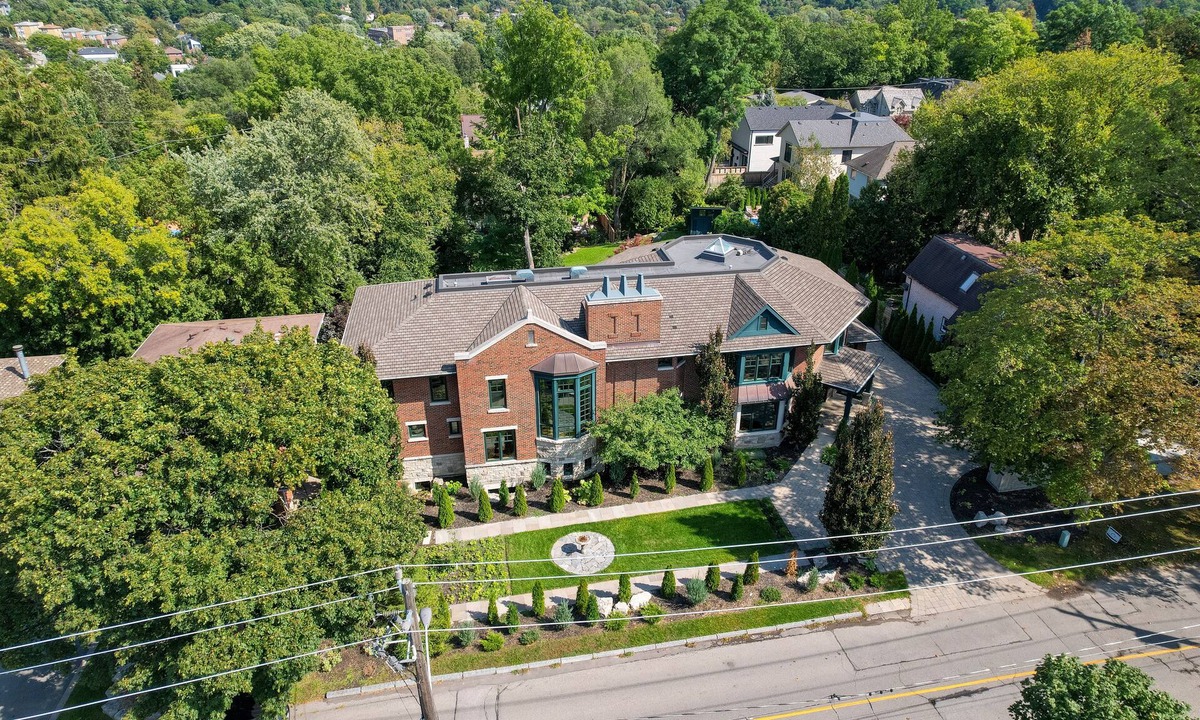 The Kingsway House | Spacious Luxury Home in Toronto 5 bedroom 8 bathrooms.