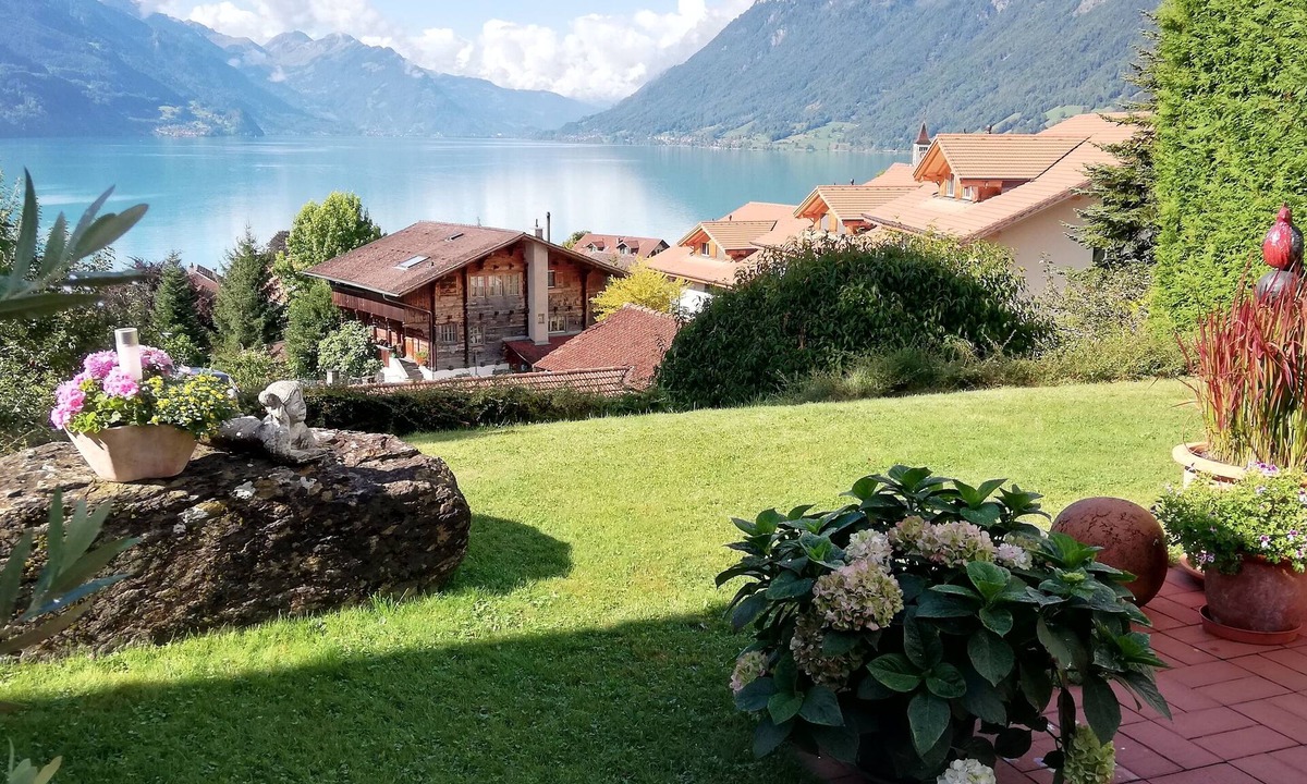 Brienz House | Spacious Luxury Home with Terrace, panoramic views, and walk to the lake!
