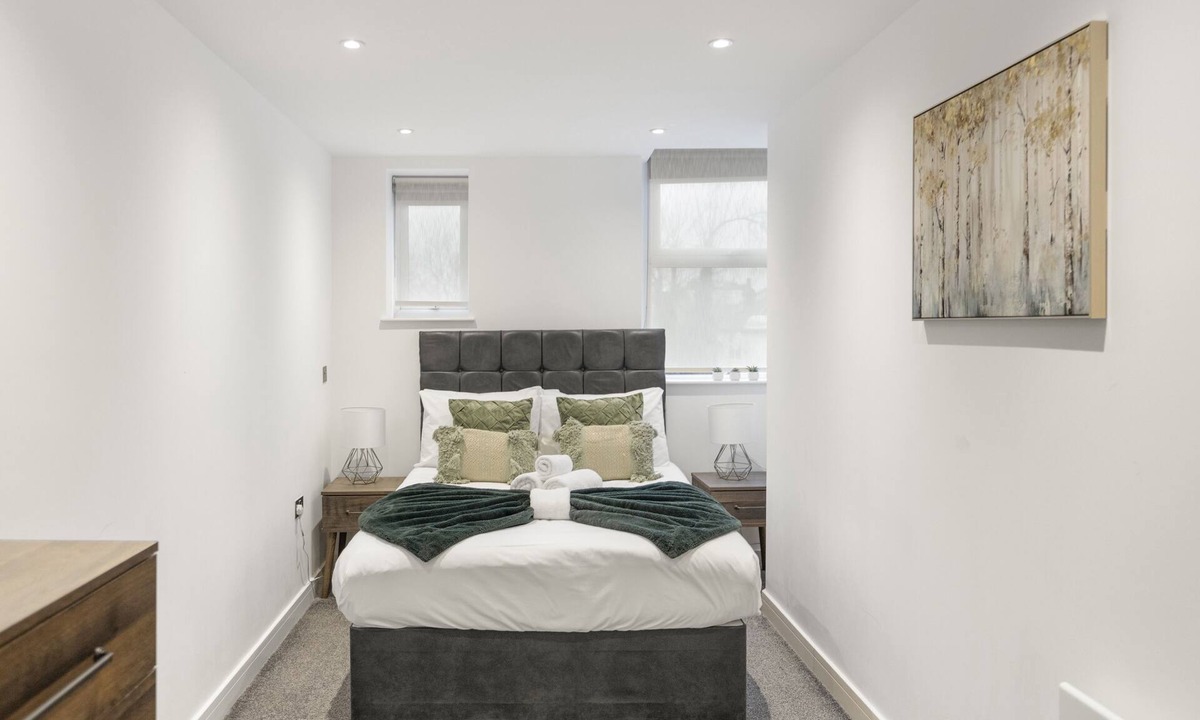 Golders Green Apartment | Spacious Luxury King Bed - Central Location