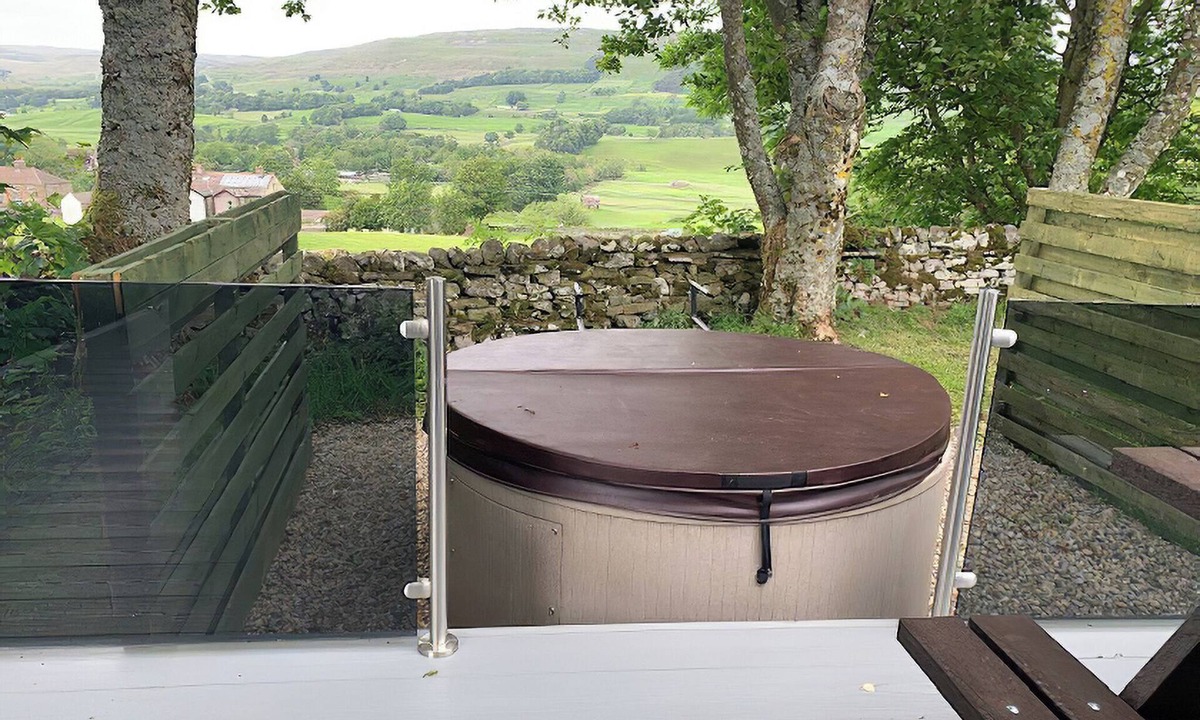 Hawes Ski Chalet | Spacious luxury lodge with high end décor to sleep four.