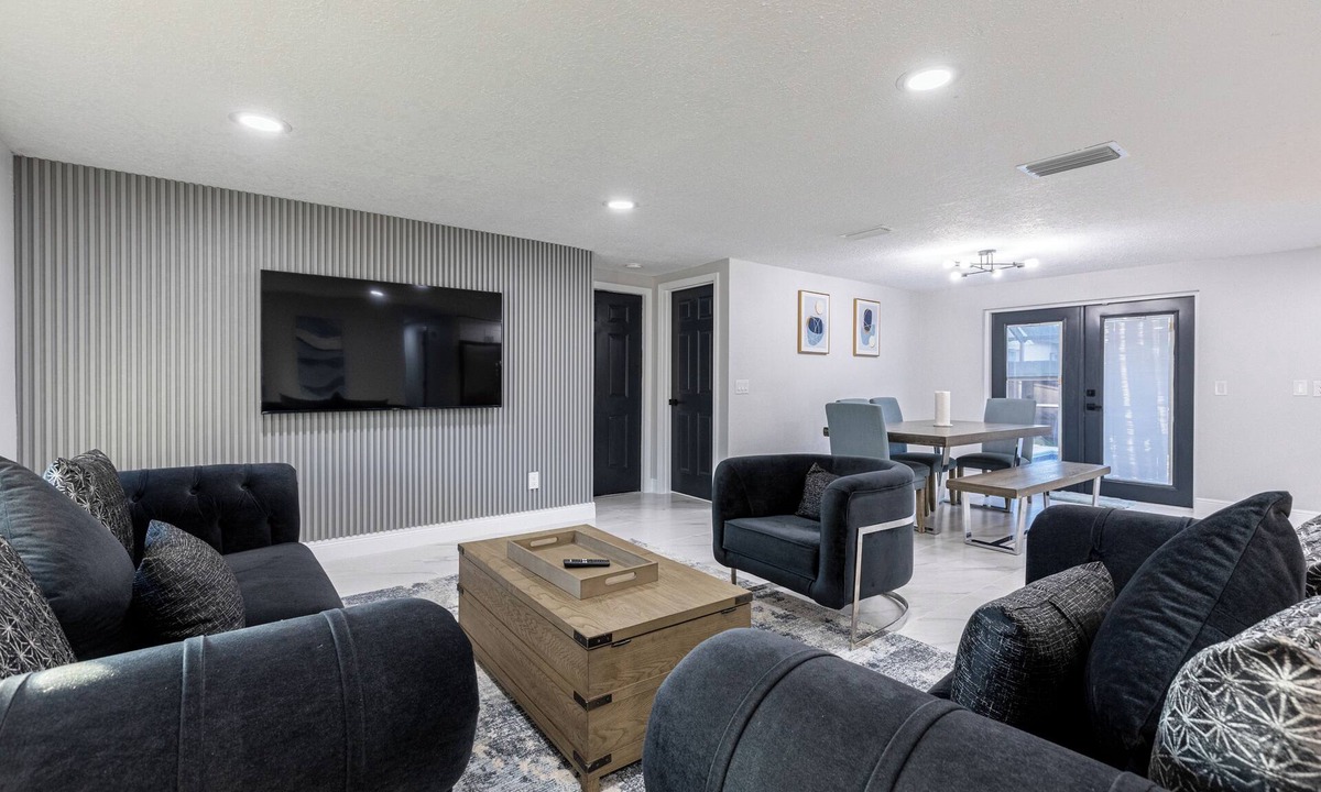Seffner Community Alliance House | Spacious Luxury Pool Home 5BR Sleeps 12+