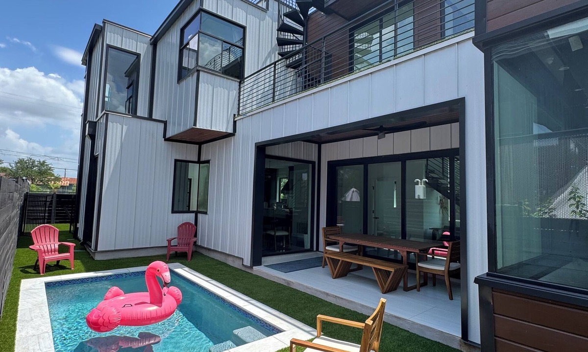 Montopolis House | Spacious Luxury Retreat with Skyline Views