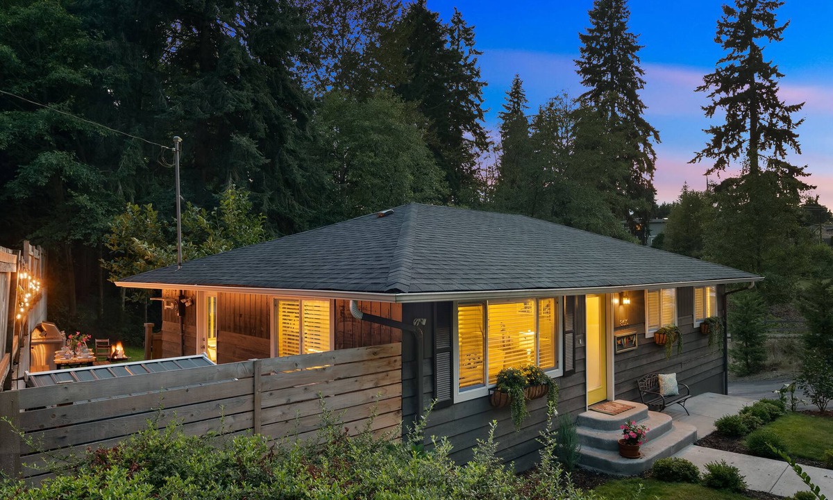 Edmonds House | Spacious Main Street Retreat ~ Backyard ~ Parking!