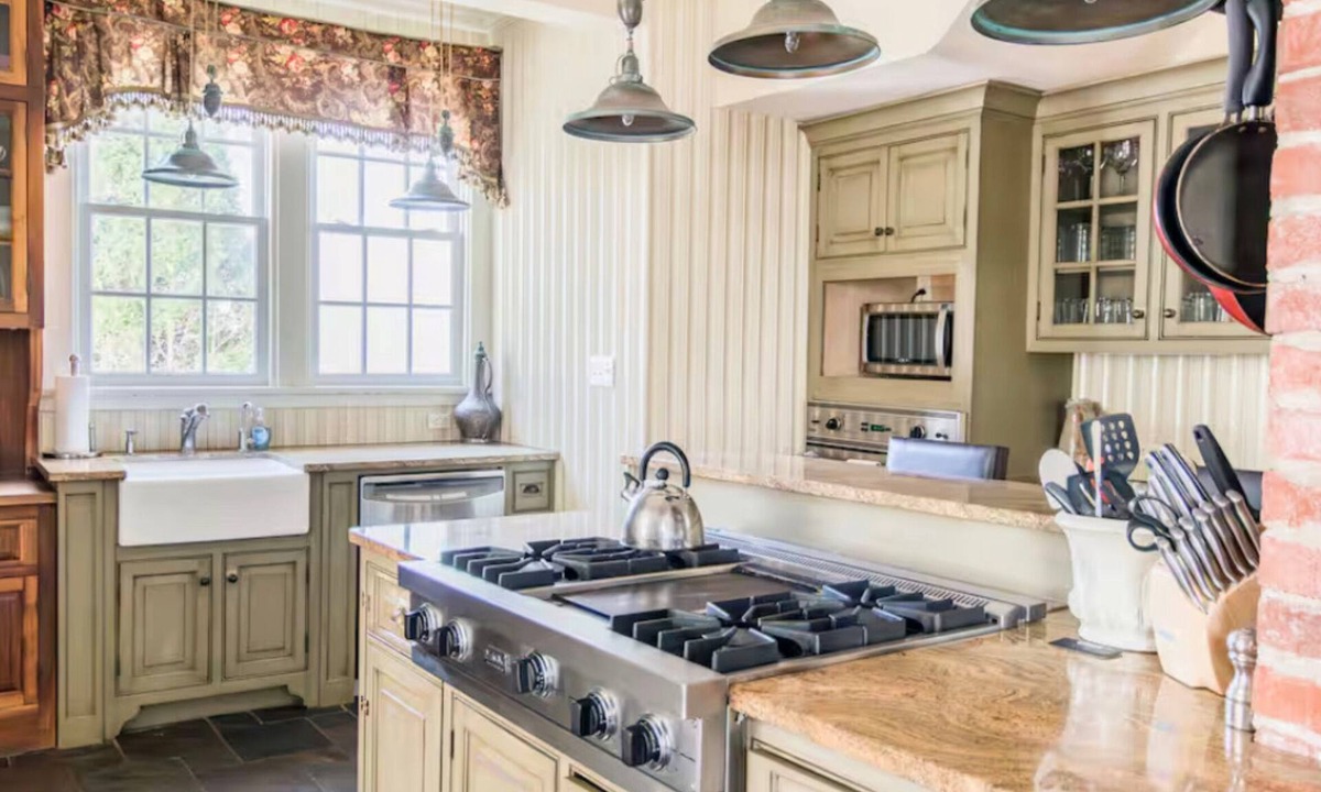 Hot Springs House | Spacious Manor 1.5 mi to Omni Homestead w/Access to Hot Tub, Fitness Rm & Pool