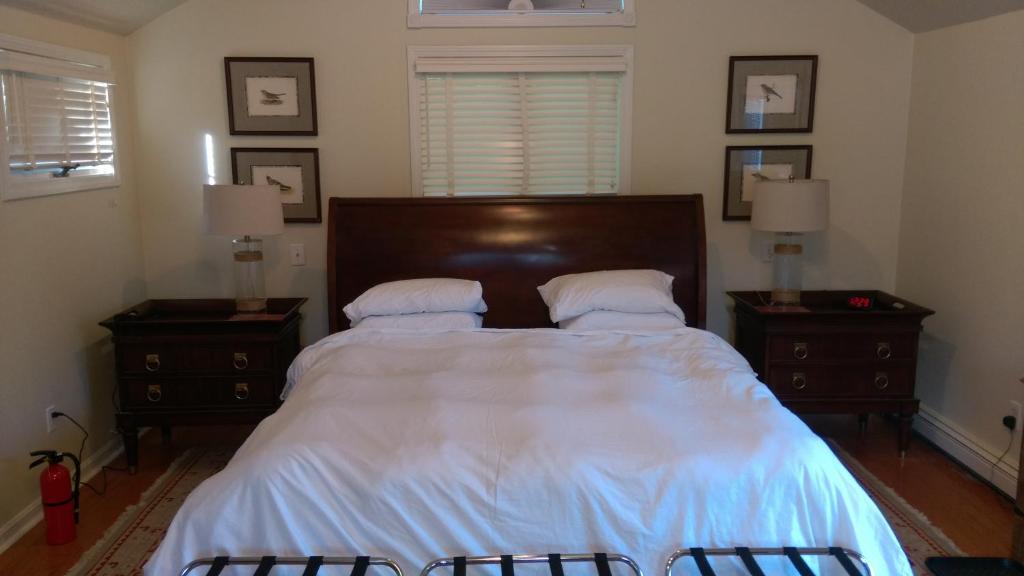 Wellesley House | Spacious master bedroom and bath