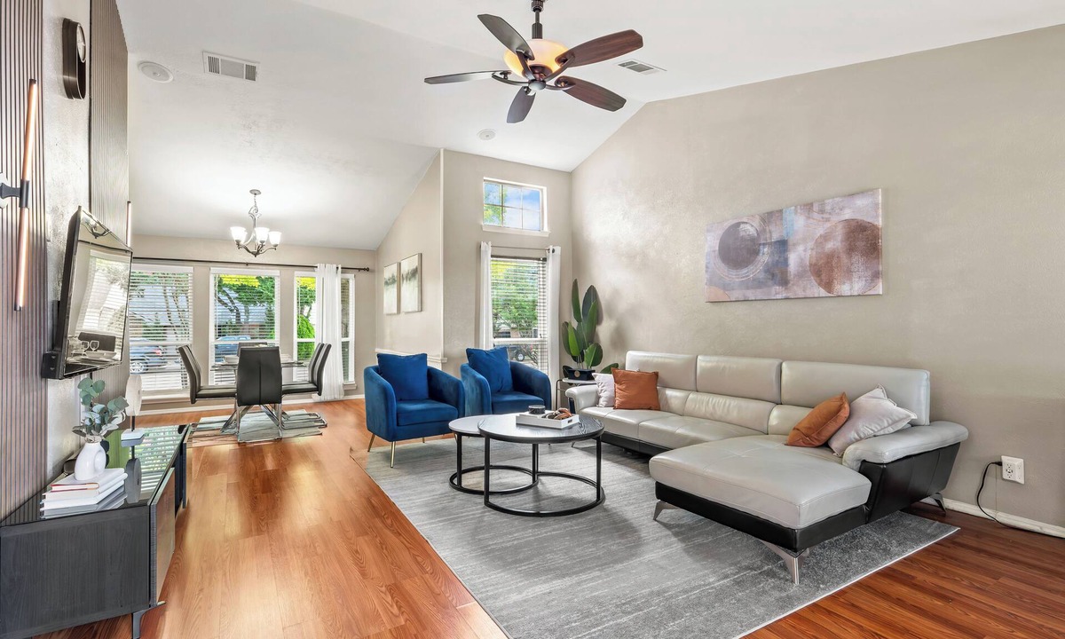 Allen House | Spacious master King Bed suite, & fast wi-fi, Mins to convention center