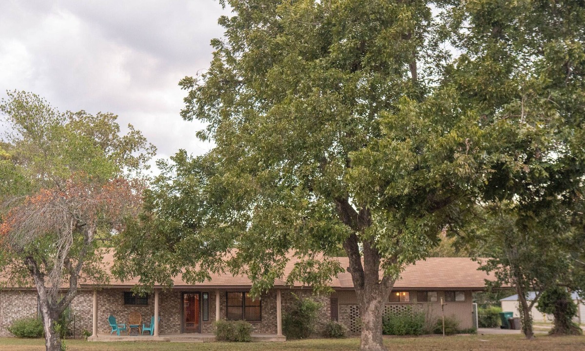 Smithville House | Spacious MCM home 2 minutes from downtown, Pet-Friendly!