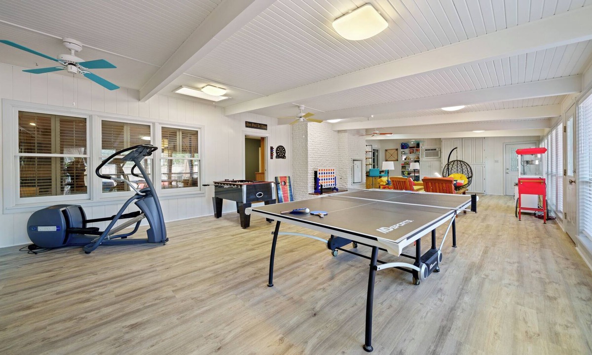 Del Mar House | Spacious MCM vacation home w/ private pool in the heart of Corpus Christi!!!!!!!