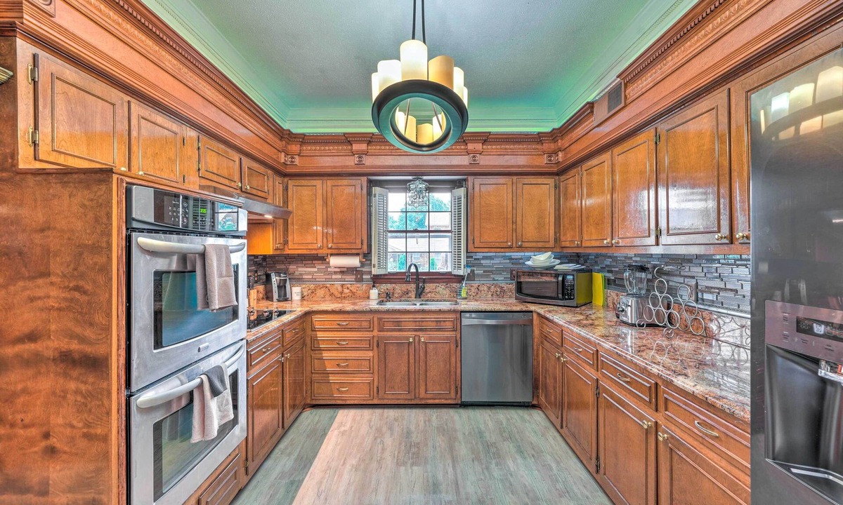 Whitehaven House | Spacious Memphis Home < 3 Mi to Graceland!