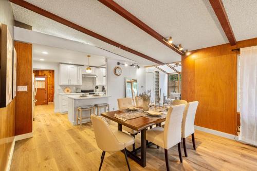 Meridian Park House | Spacious Mid Century Modern Sunroom Rambler