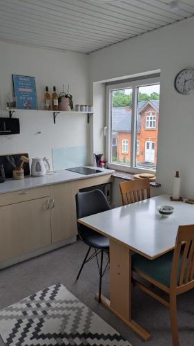Gram Apartment | Spacious midttown apartment