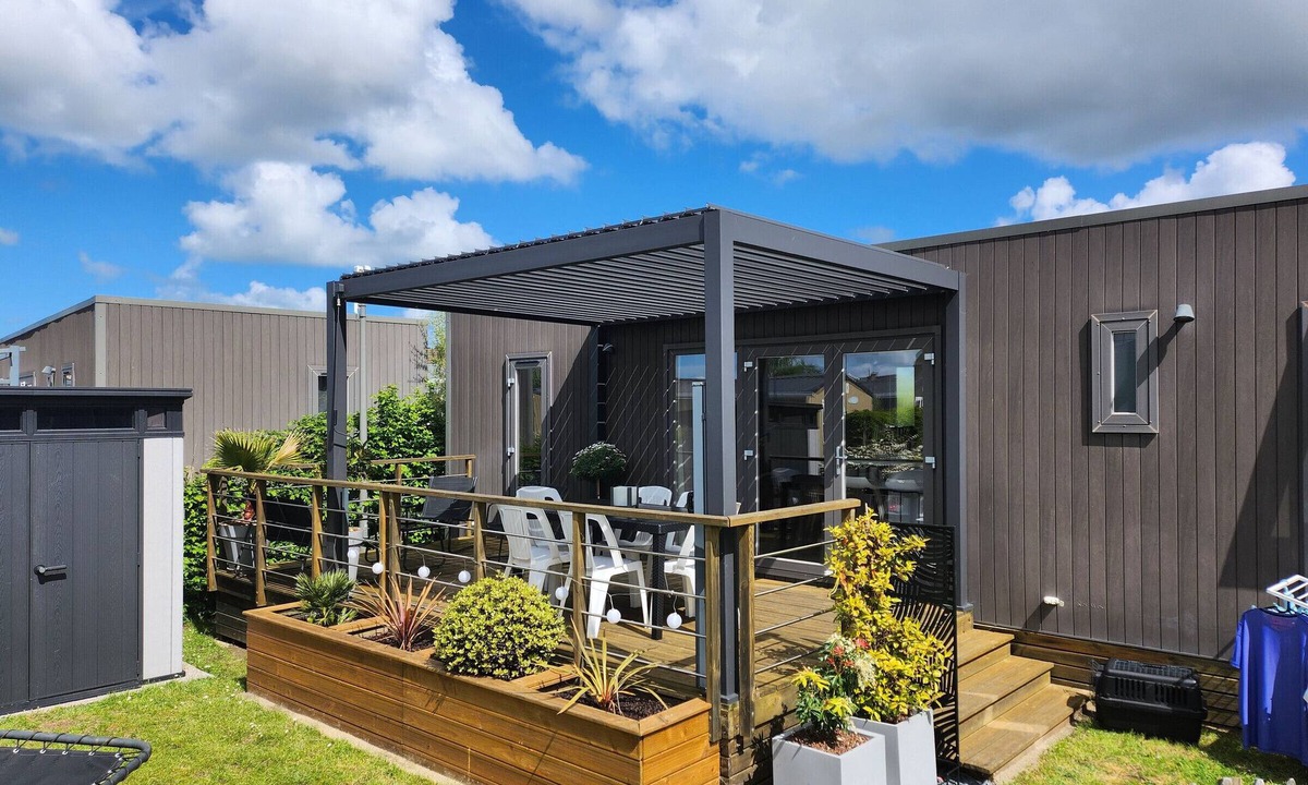 Jullouville-les-Pins House | Spacious Mobile Home, 40m², 3BR, 2BA, Pools, Beach Access, Centrally Located