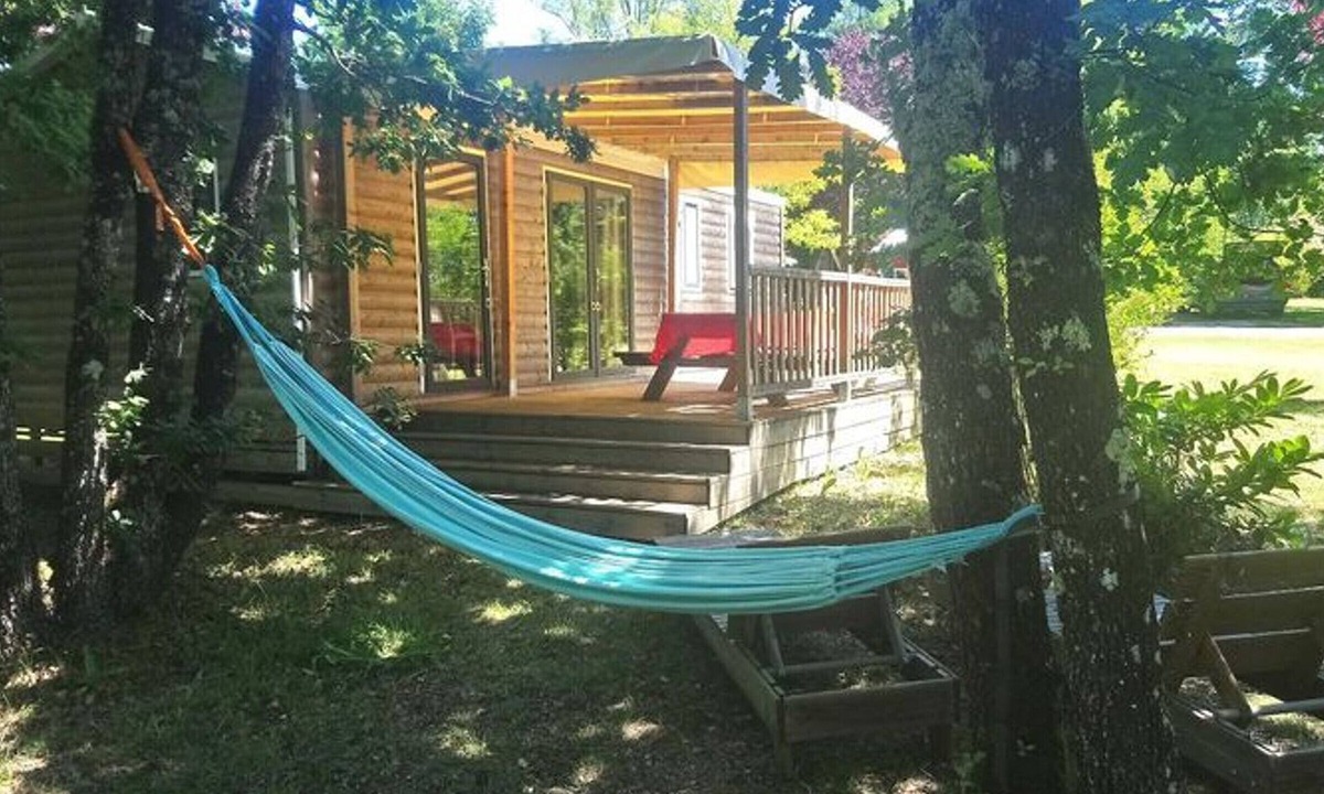 Devillac House | Spacious mobile home with terrace in Dévillac