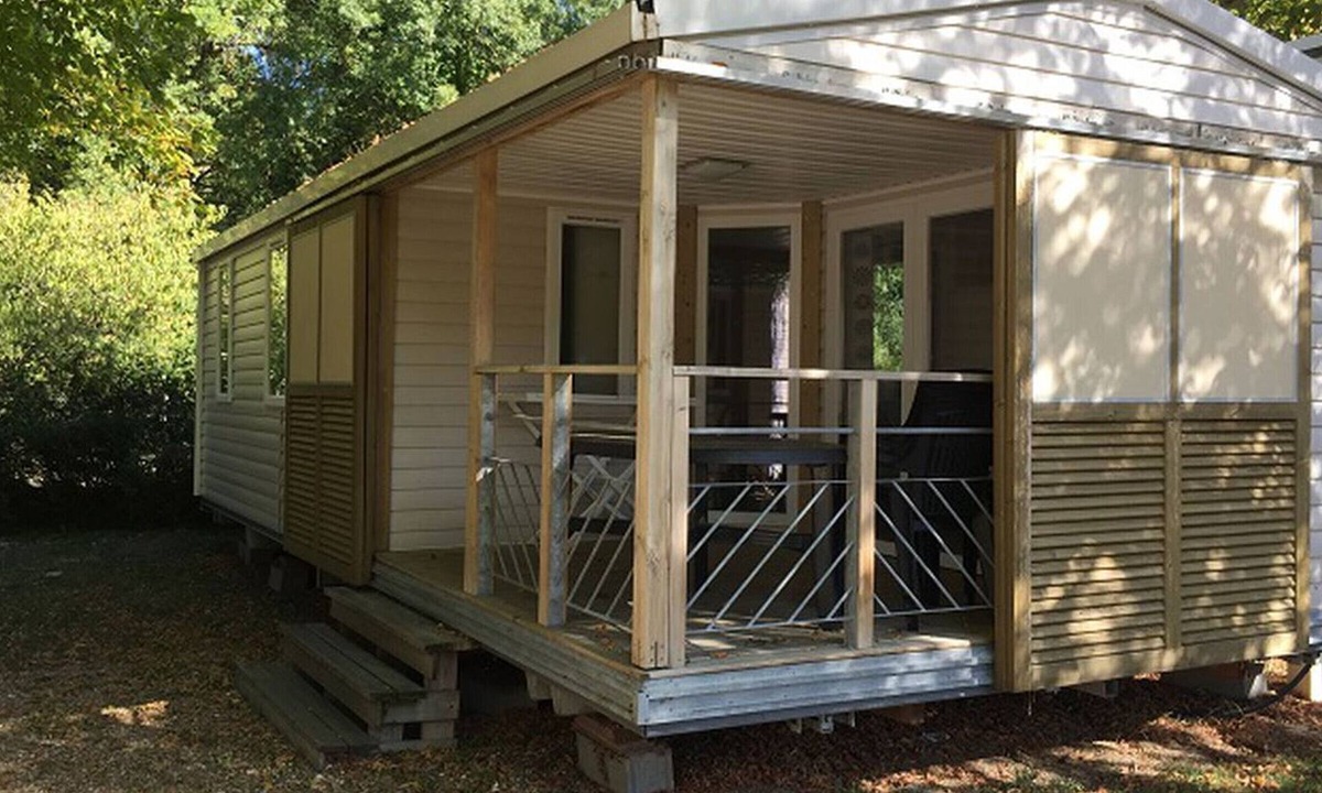 Luynes House | Spacious mobile home with terrace in Luynes for 7 people