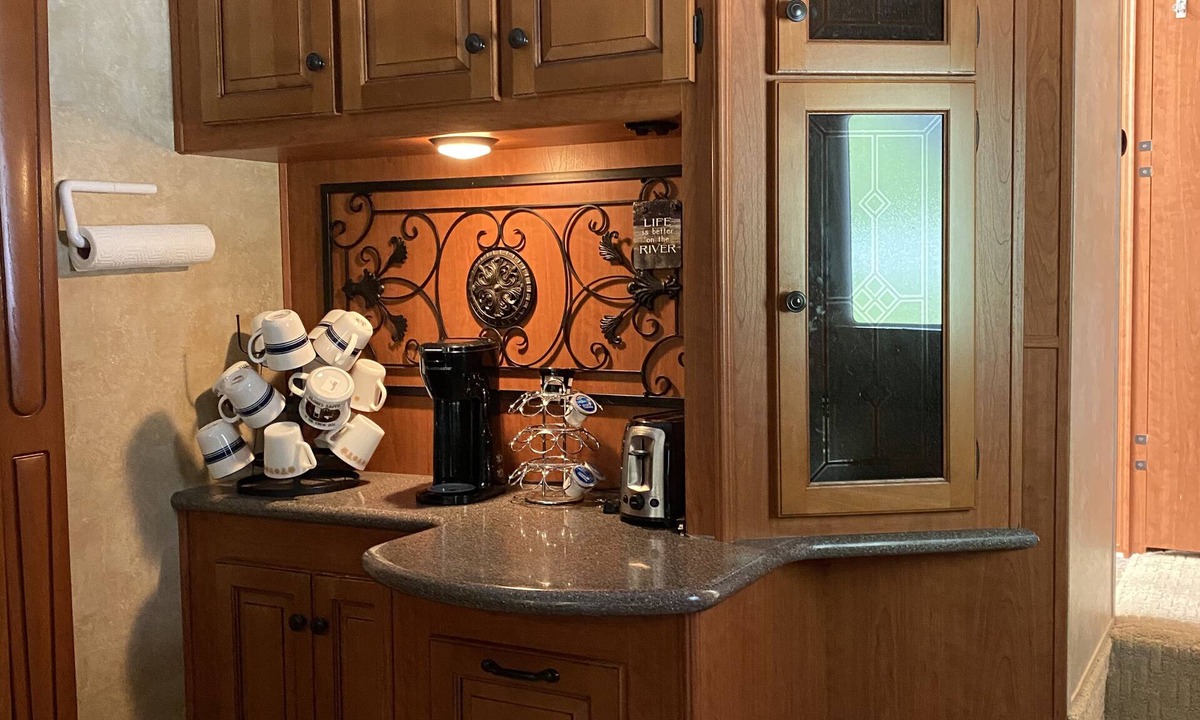 St. Johnsville House | Spacious Modern Waterfront RV