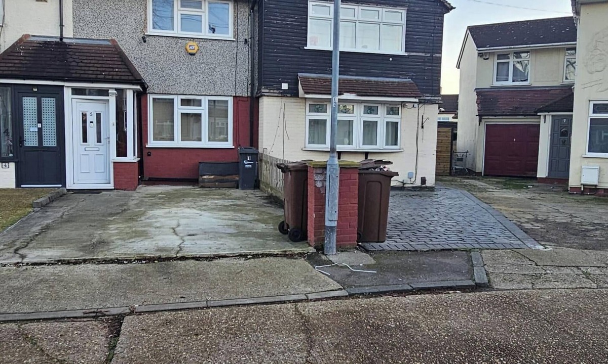 Heath House | Spacious & Modern 2-Bed House in Dagenham