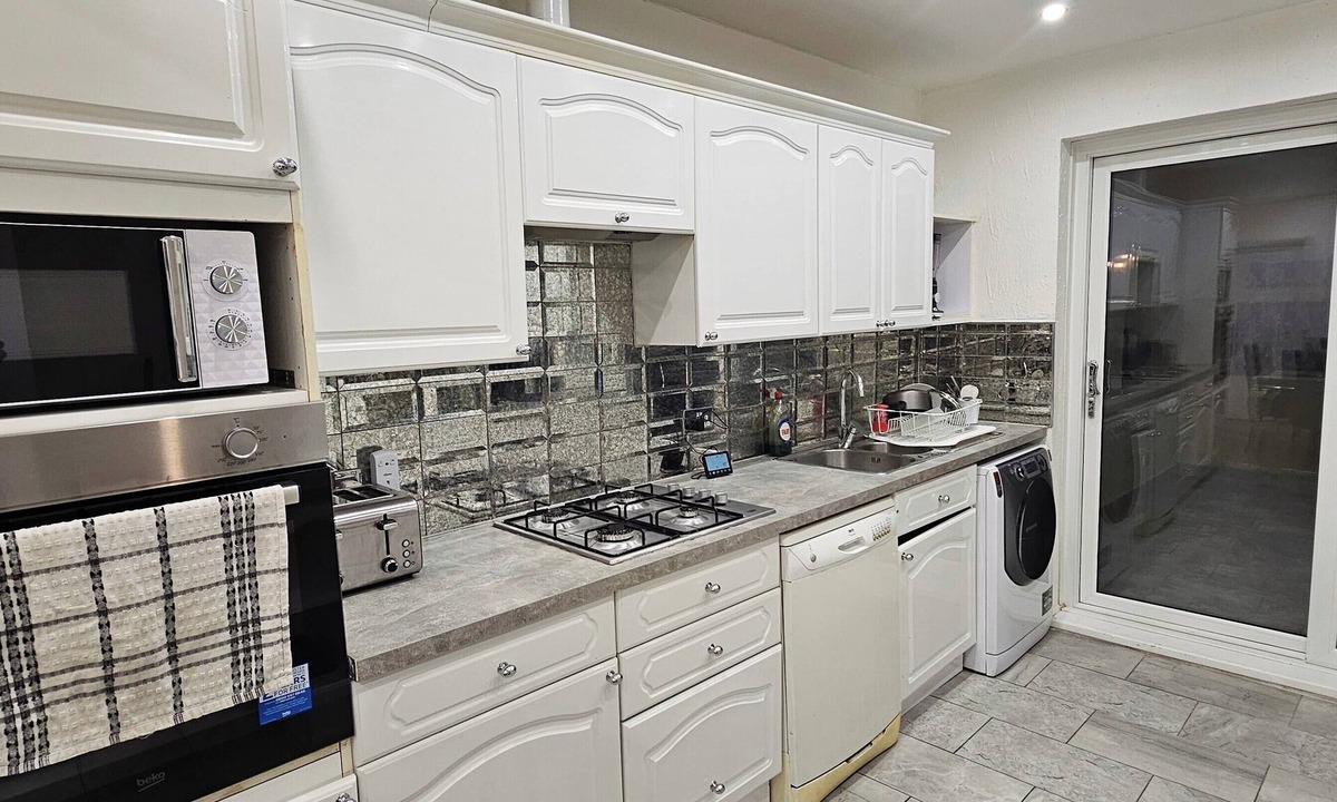 Heath House | Spacious & Modern 2-bed House in Dagenham