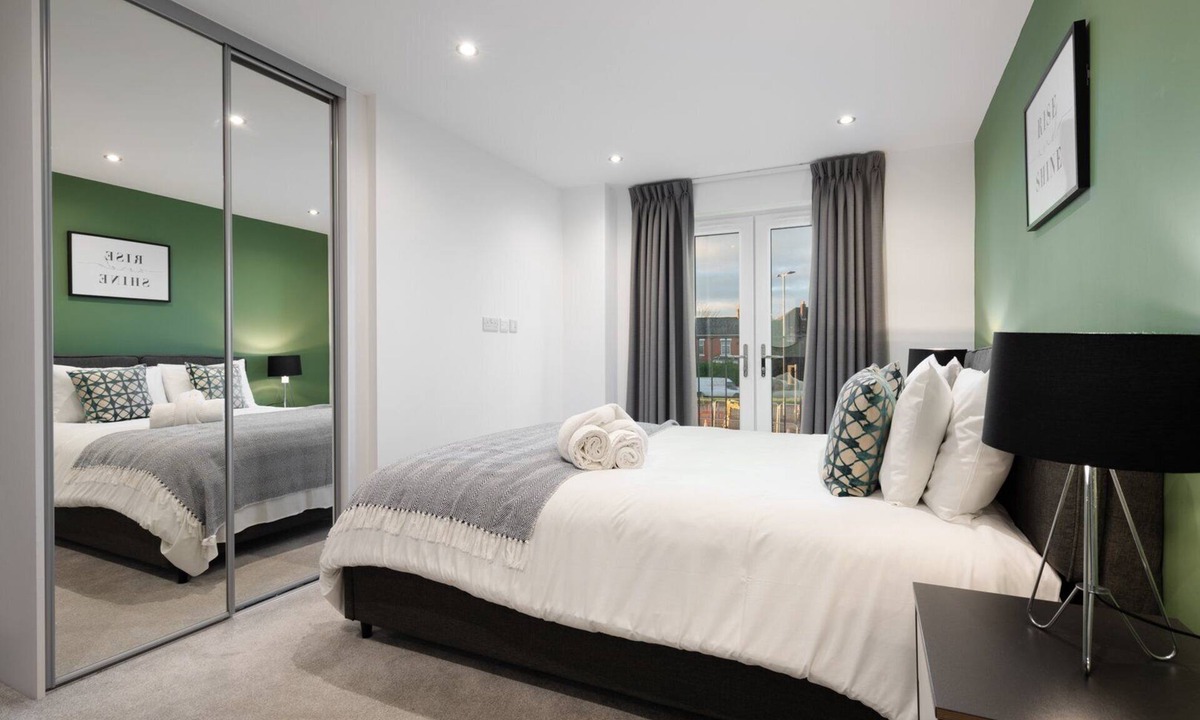 Trafford Apartment | Spacious modern 2BR Old Trafford + Free Parking