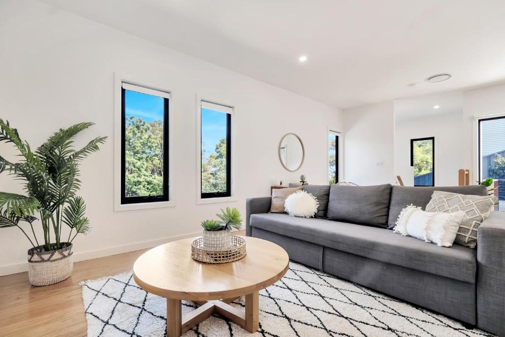 Merewether House | Spacious modern 3 bdr home minutes from beach