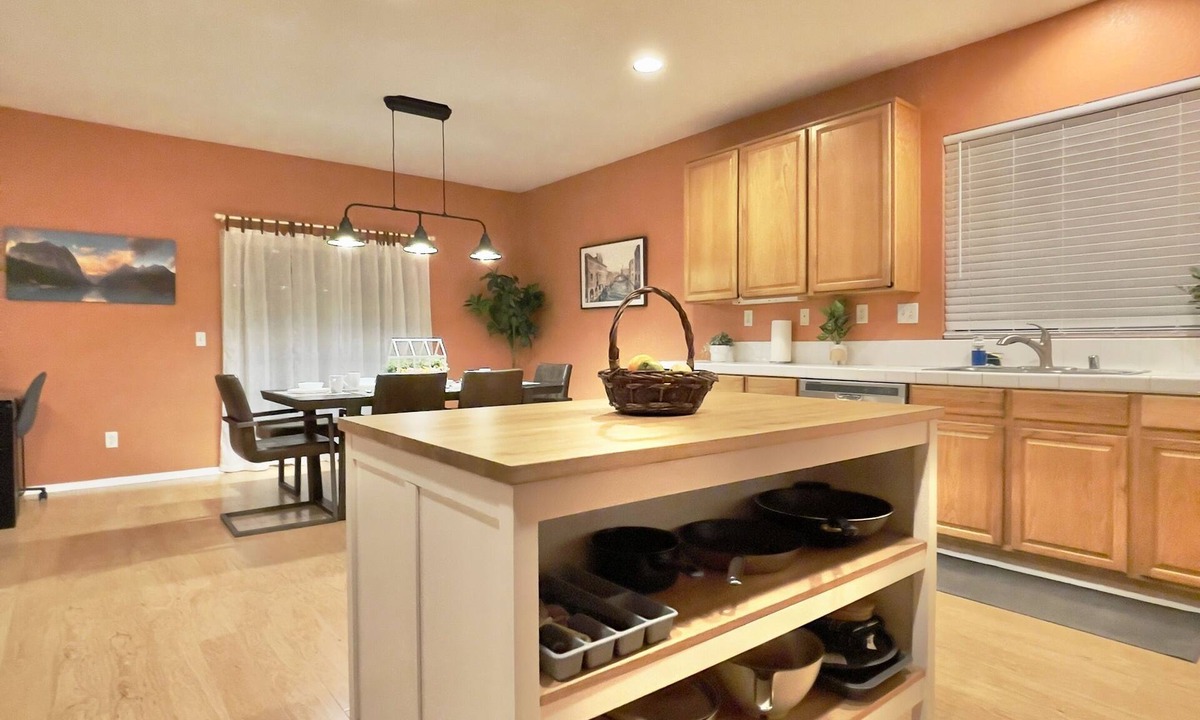 Lancaster House | Spacious Modern 8BR 4BA, Garage, Laundry, Sleep 16