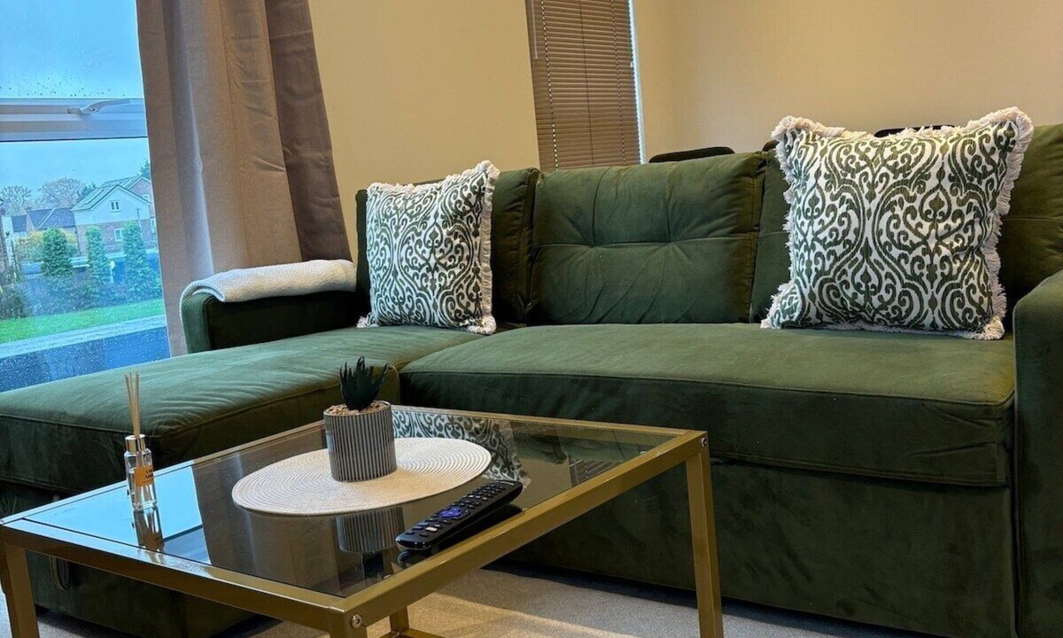 Runnymede Apartment | Spacious Modern Apartment in Addlestone