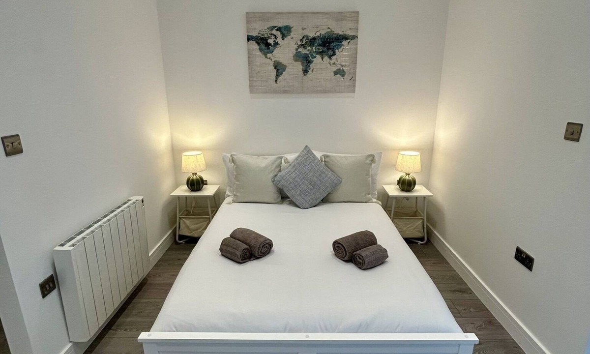 Runnymede Apartment | Spacious Modern Apartment in Addlestone