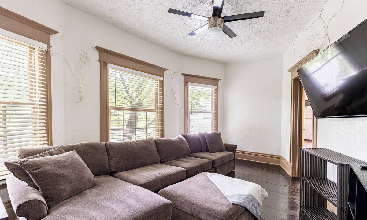 Old East Dallas Apartment | Spacious Modern Apartment with Large Living Room