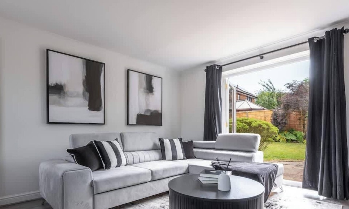 Knowle Sands House | Spacious, Modern Home in MK – Perfect for Groups!
