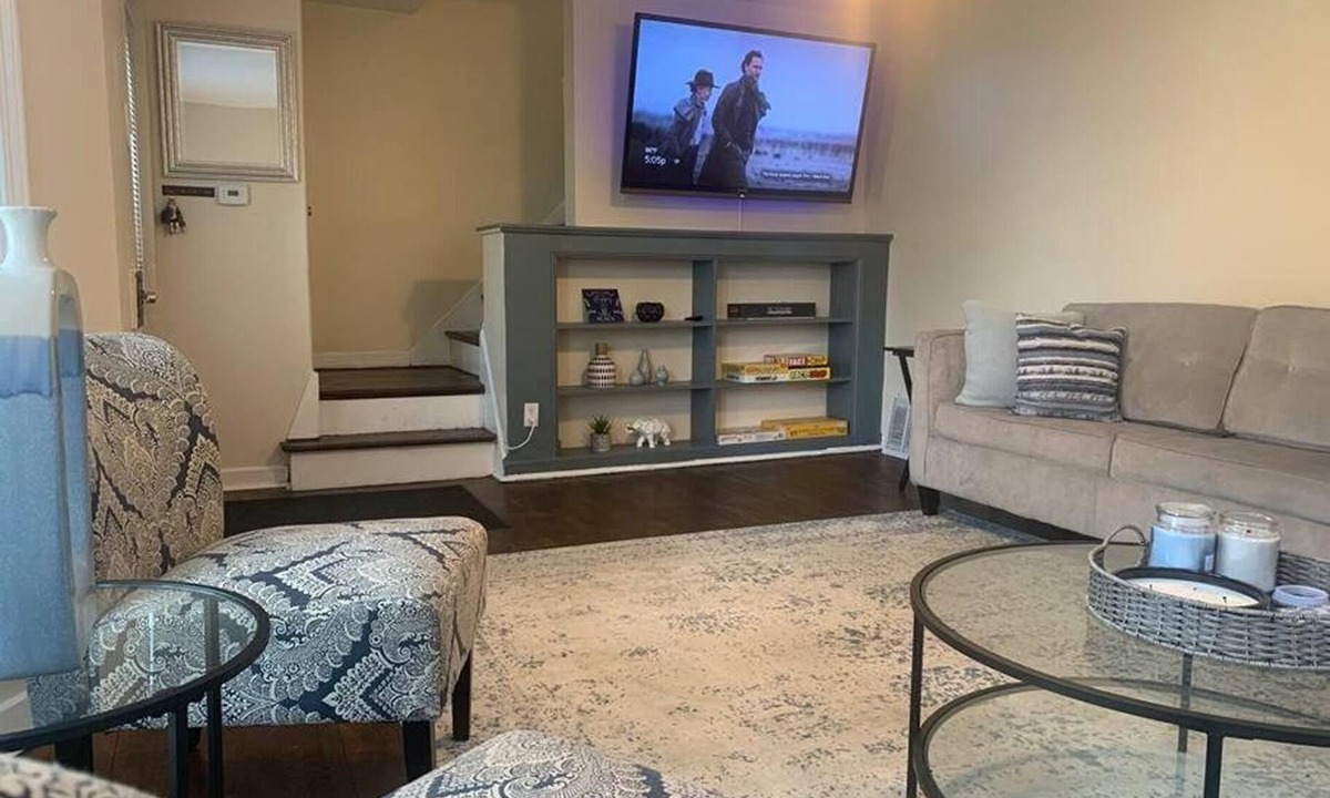 Calumet City House | Spacious Modern Getaway Mins From Major Retail