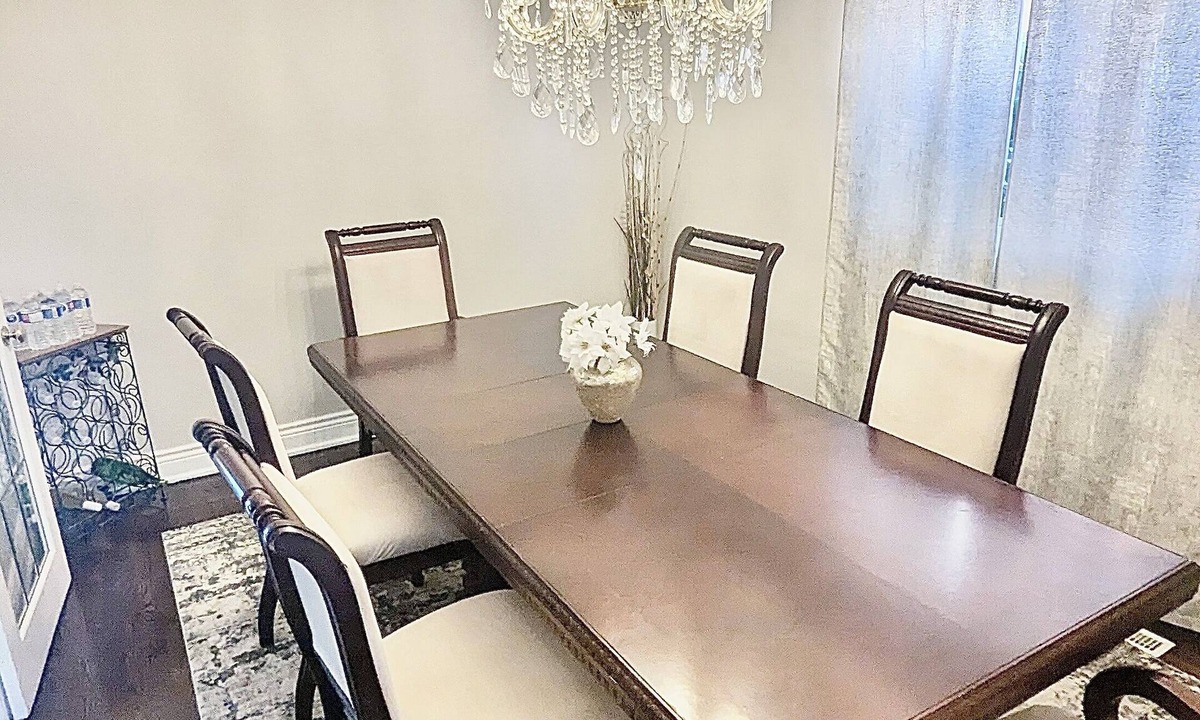 East Credit House | Spacious Modern Home for families, group or co-workers